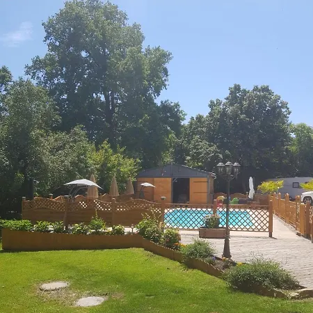 2Bed Gite Sleeps 6 - Pool Hot Tub Parking *