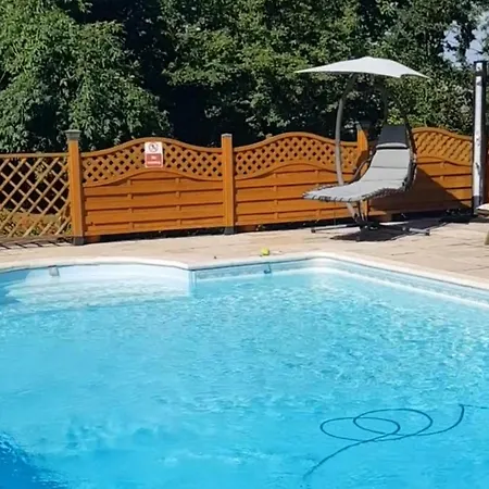 2Bed Gite Sleeps 6 - Pool Hot Tub Parking * Château-Garnier