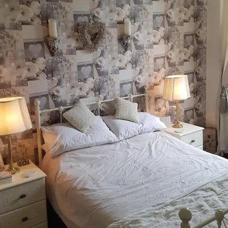 2Bed Gite Sleeps 6 - Pool Hot Tub Parking *