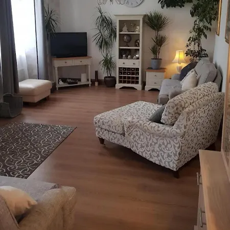 2Bed Gite Sleeps 6 - Pool Hot Tub Parking