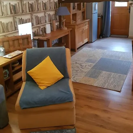 2Bed Gite Sleeps 6 - Pool Hot Tub Parking *