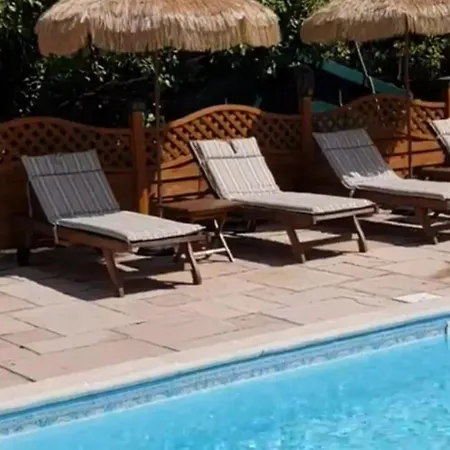 2Bed Gite Sleeps 6 - Pool Hot Tub Parking דירה Château-Garnier
