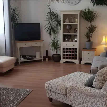 2Bed Gite Sleeps 6 - Pool Hot Tub Parking דירה