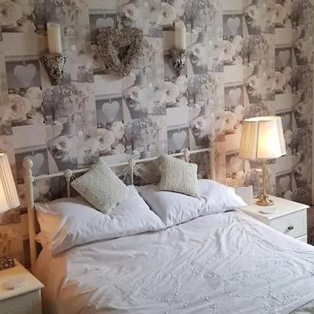 2Bed Gite Sleeps 6 - Pool Hot Tub Parking * Château-Garnier