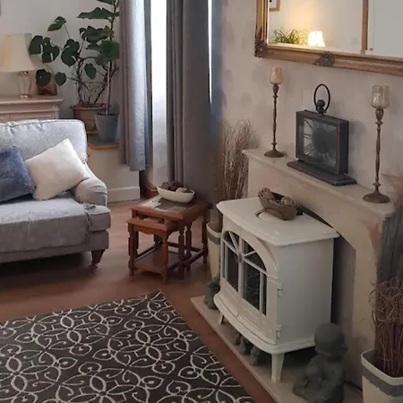 2Bed Gite Sleeps 6 - Pool Hot Tub Parking דירה *